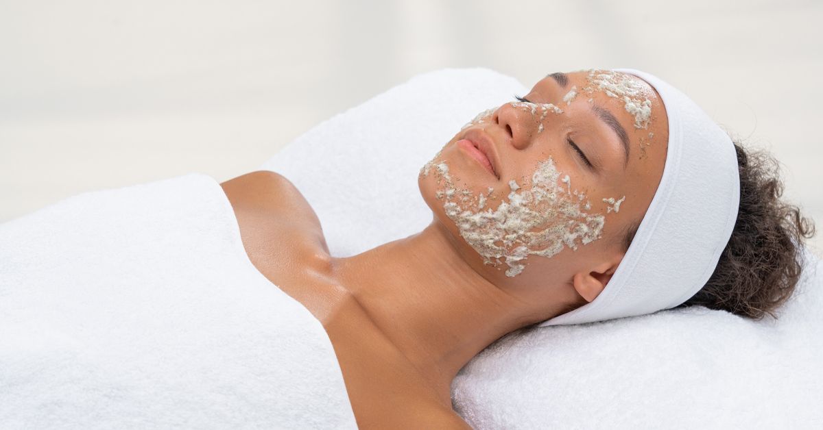 Kundin mit GREEN PEEL® Kräutermaske bei einer Gesichtsbehandlung